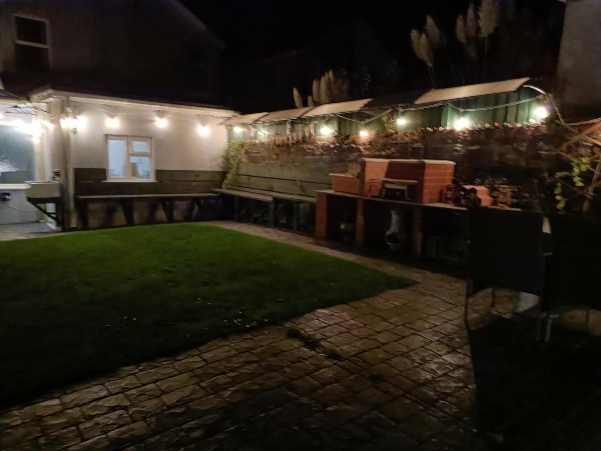 Big Fireplace Aga Hot Tub Wet Room Barn Garage Llanelli Buitenkant foto